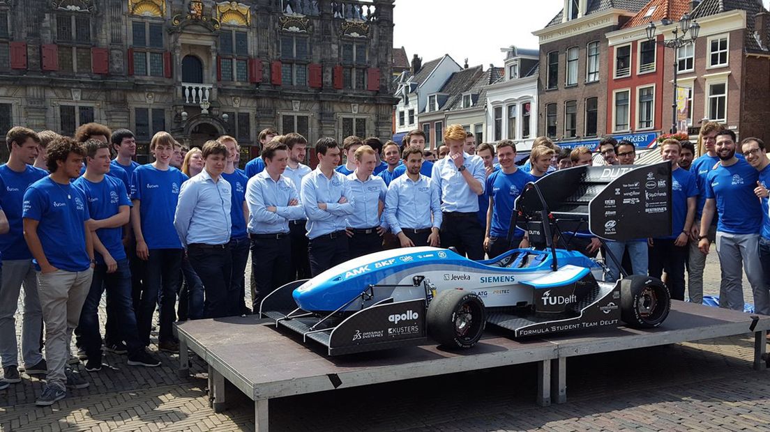 Het Formula Student Team Delft met de DUT16