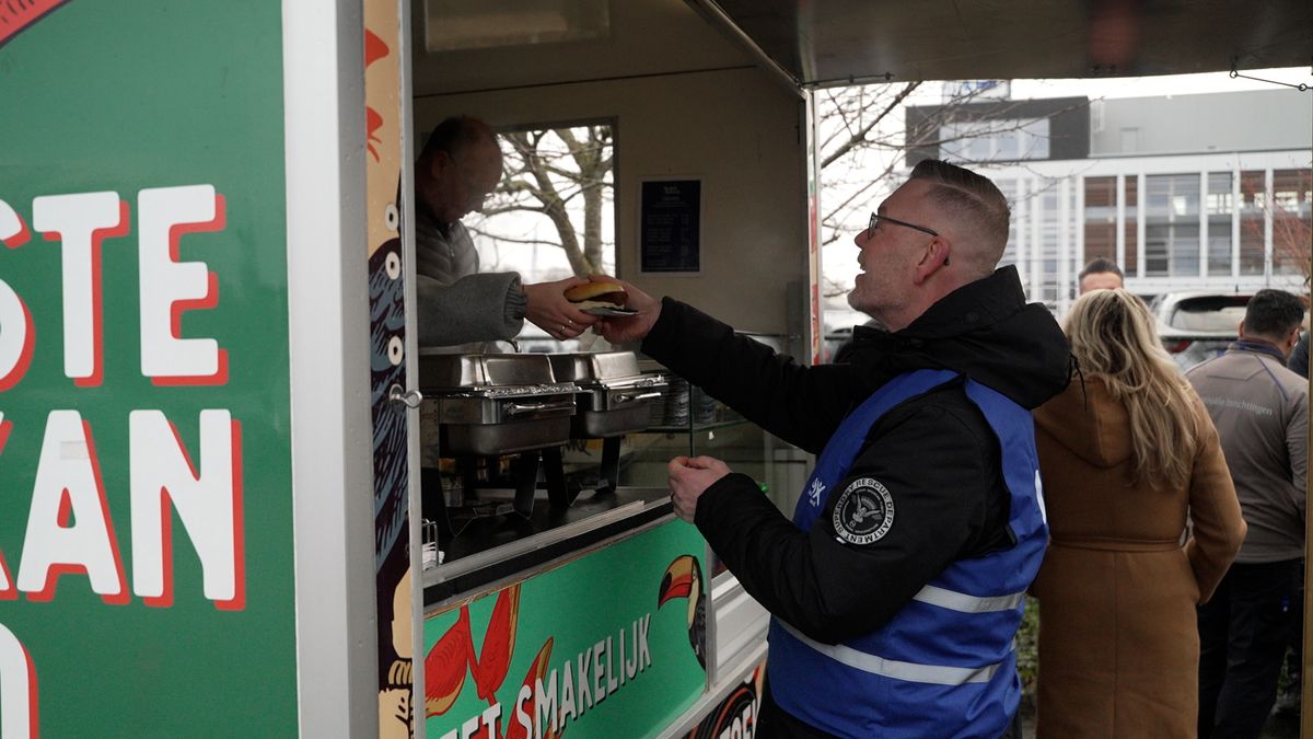 Gratis frituursnacks, serieuze boodschap: 'Zonder loonstijging ga je achteruit'