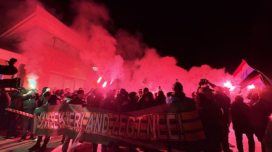 Spandoeken, vuurwerk en nuance: drukbezocht protest tegen azc in Nieuw-Lekkerland Home