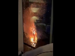De brand werd door de bewoners en buren gefilmd.