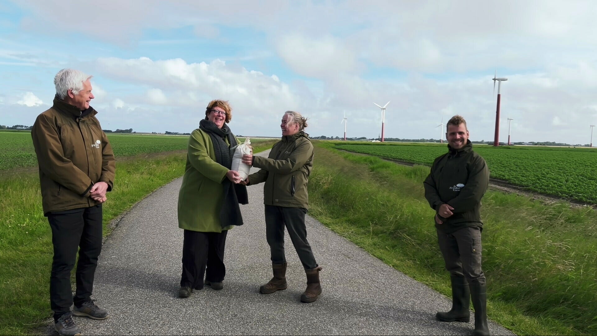 Het zaadmengsel wordt overhandigd aan Monique Plantinga