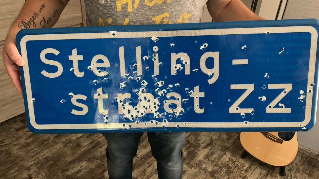 Het straatnaambord van de Stellingstraat Zuidzijde in Klazienaveen is beschoten met vermoedelijk een luchtdrukgeweer (Rechten: Martijn Klungel/RTV Drenthe)