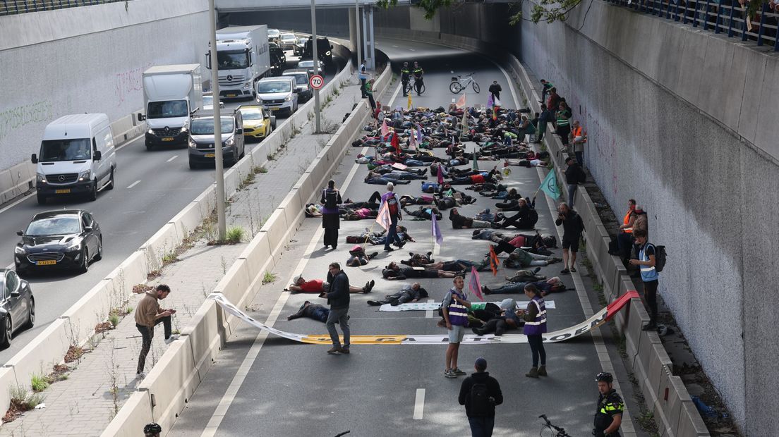 Voor het eerst sinds deze reeks blokkades is nu de tunnelbak bezet door klimaatbetogers