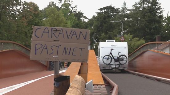 Deze gloednieuwe brug sloopt de ene na de andere caravan