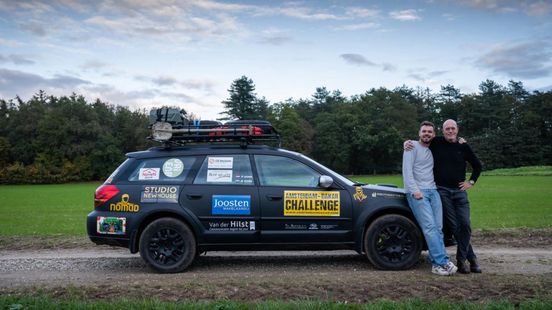 Vader en zoon rijden 7000 kilometer in een oude auto naar Dakar: 'Dat verdiept je band'