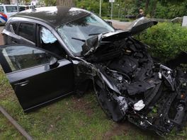 Auto total loss na botsing met tram bij Conradkade