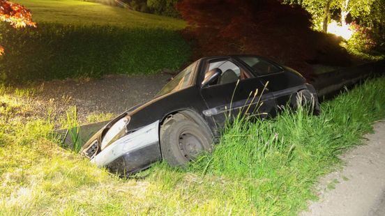 Auto belandt in de sloot; bestuurder naar politiebureau