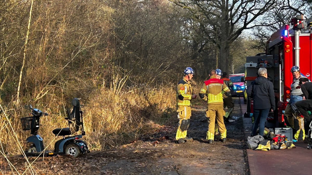 Vrouw rijdt met scootmobiel in sloot in Diepenheim