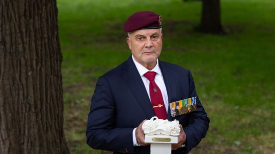 Gelderse oud-militair Ton Monster wint Witte Anjer Prijs voor inzet voor veteranen en nabestaanden