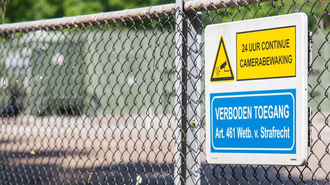 Hekken en waarschuwingsborden rondom een NAM-locatie in Twente