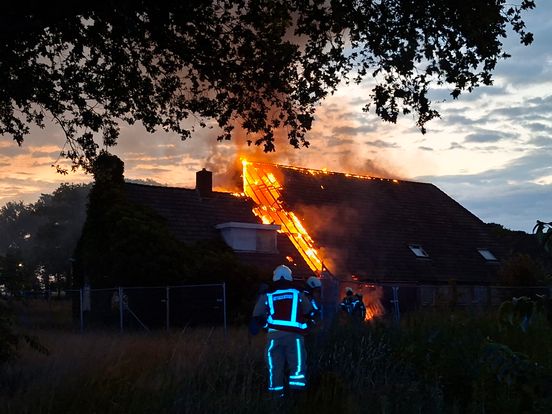 Leegstaande boerderij in Borger vat vlam