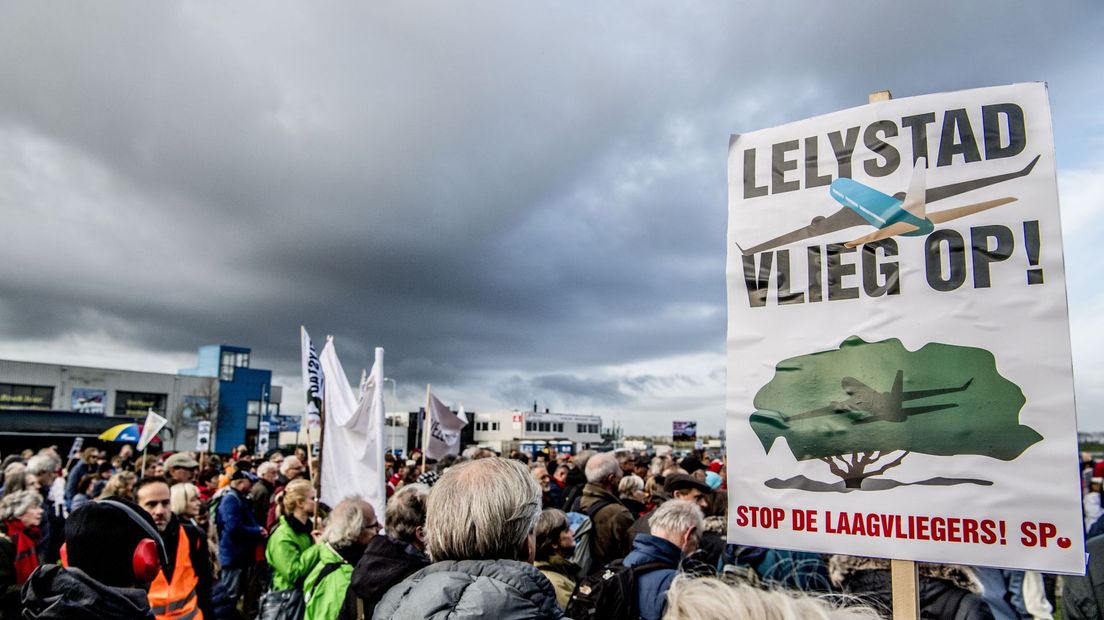 Een protest tegen de opening van Lelystad Airport.