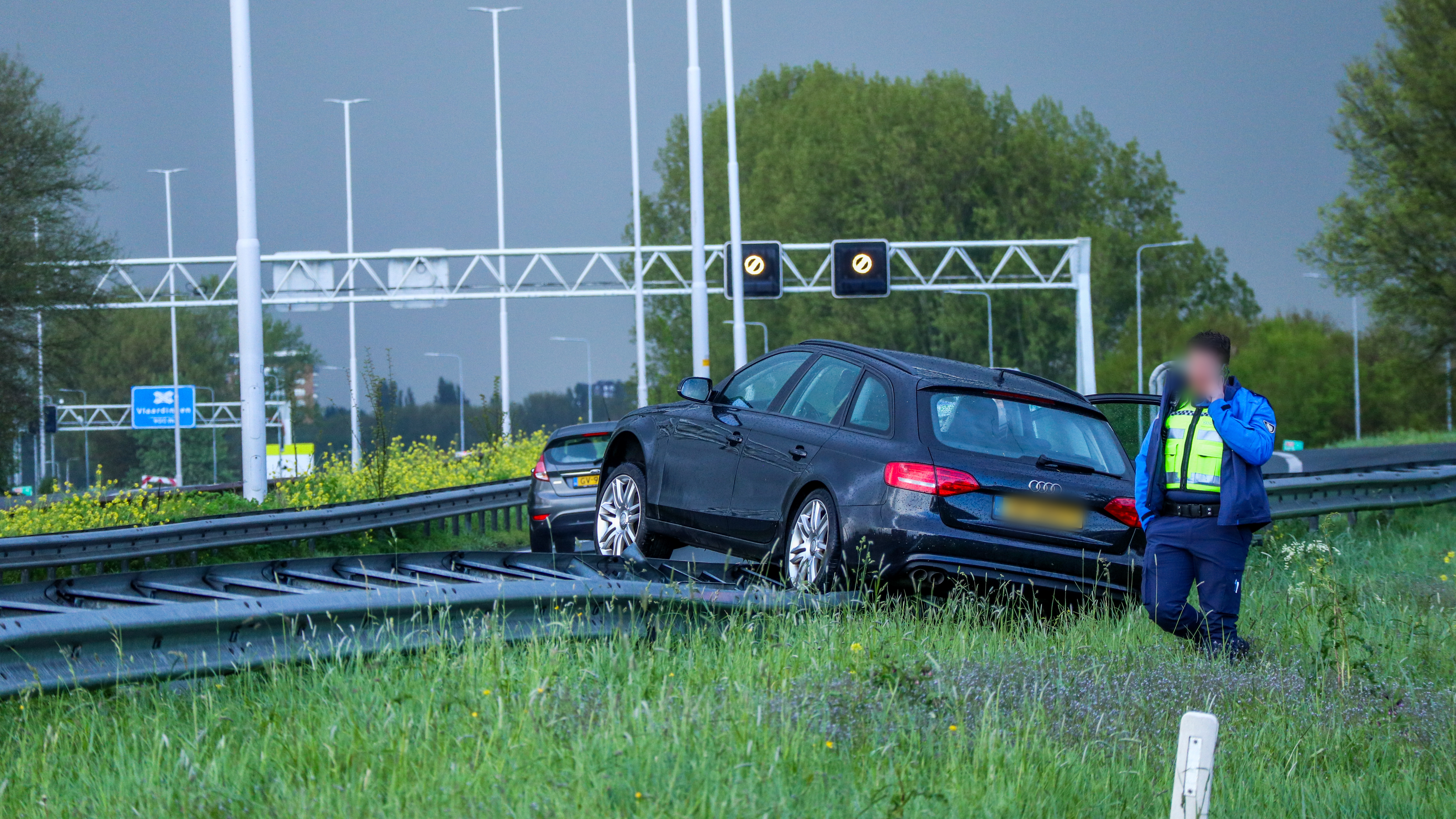 De auto kwam bovenop de vangrail terecht