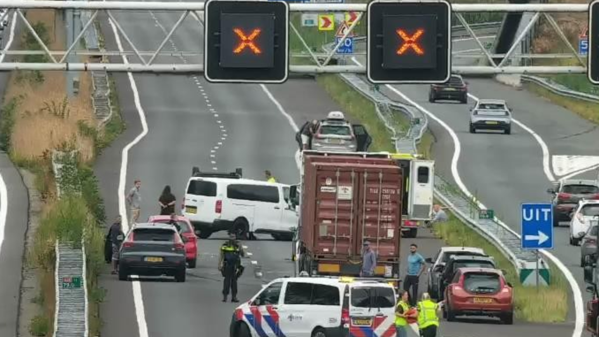 Rijkswaterstaat meldt dat de weg waarschijnlijk pas rond het begin van de avond weer open zal gaan.