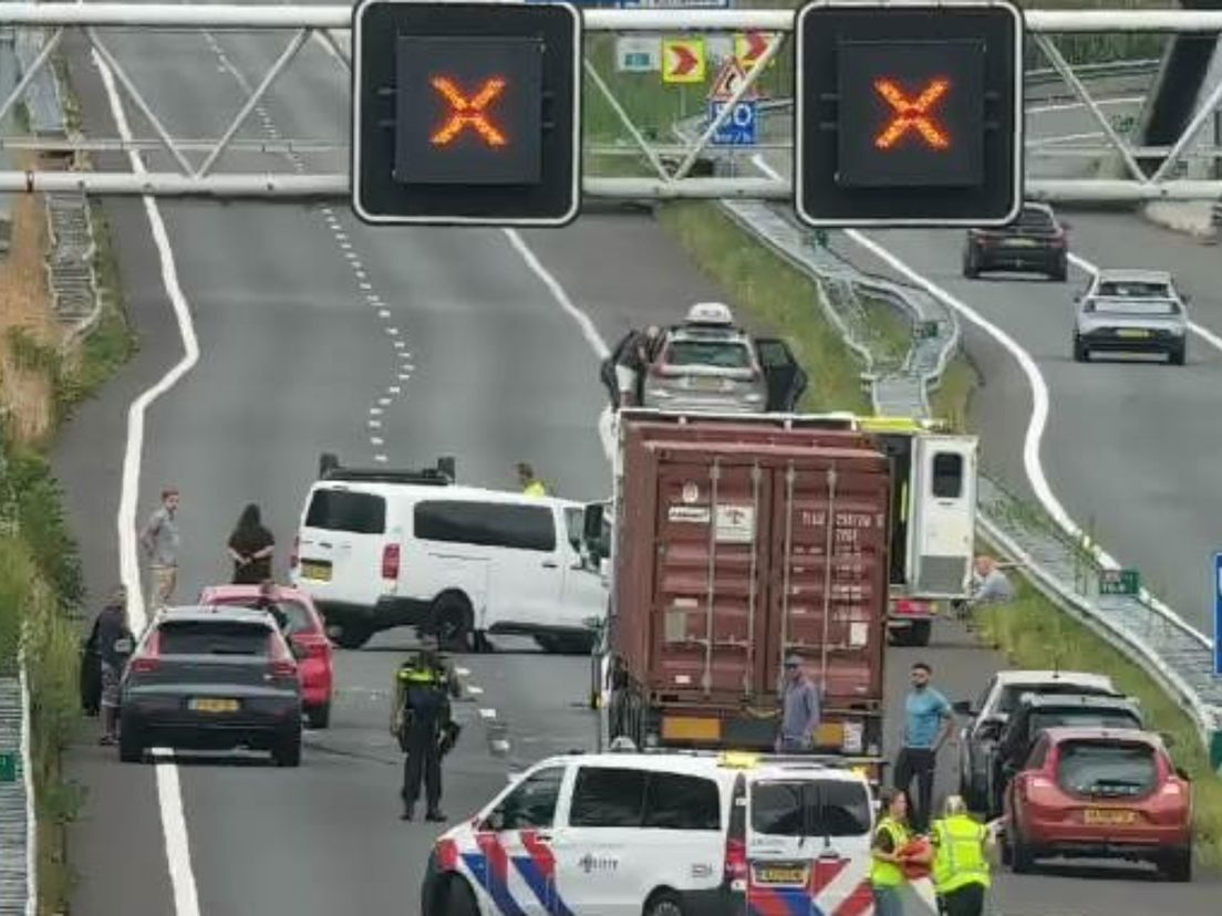 Rijkswaterstaat meldt dat de weg waarschijnlijk pas rond het begin van de avond weer open zal gaan.