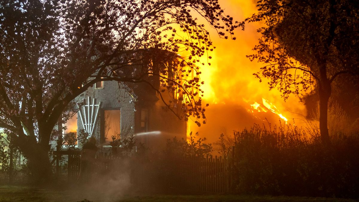 Woning in Munnekeburen in de as gelegd | 109 flessen lachgas in Leeuwarden