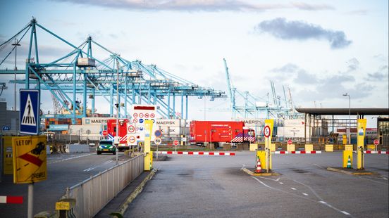 Gat in dek van schip zorgt voor lekkage giftige stof in de Rotterdamse haven