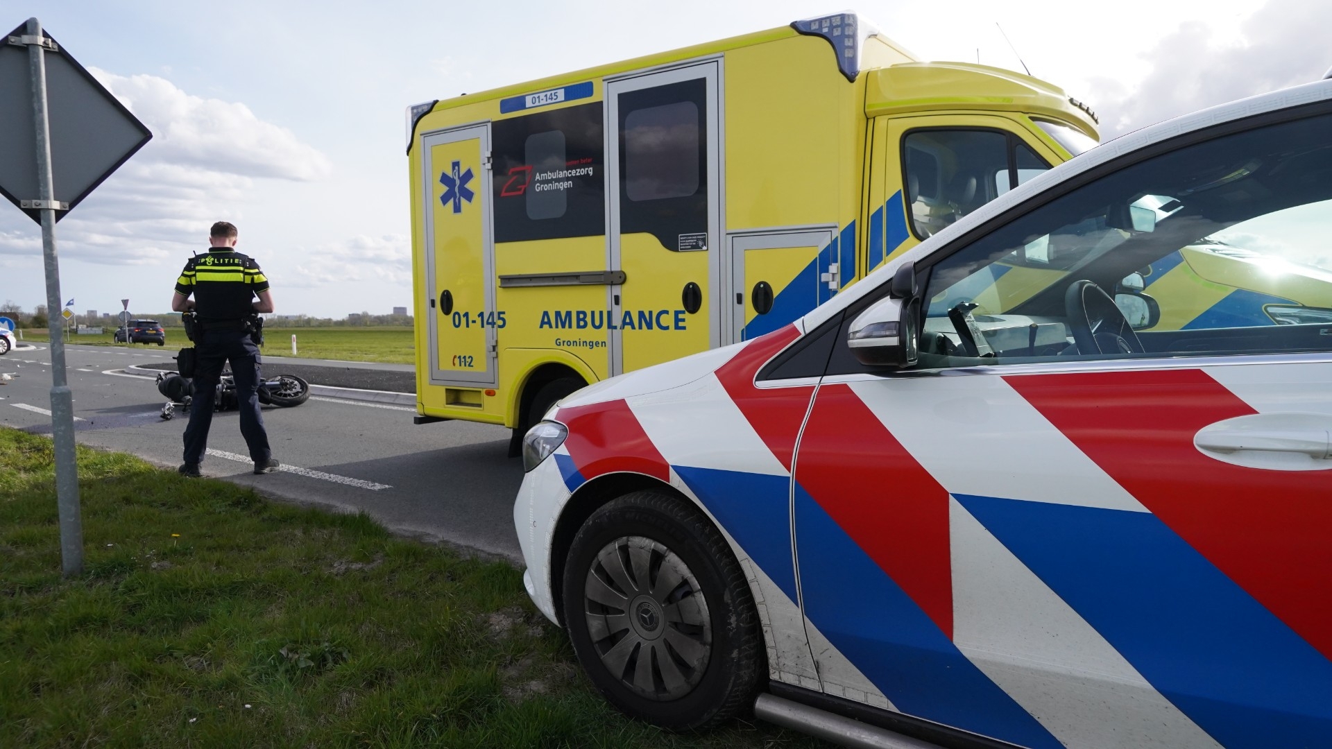 112-nieuws: Motorrijder onderuit op N361 bij Adorp