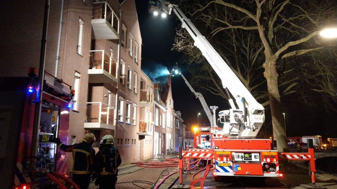 In een huis aan de Graaf Ottosingel in Zutphen heeft afgelopen nacht een grote uitslaande brand gewoed. Er zijn geen gewonden, wel zijn zes bewoners van omliggende panden gecontroleerd door ambulancepersoneel.