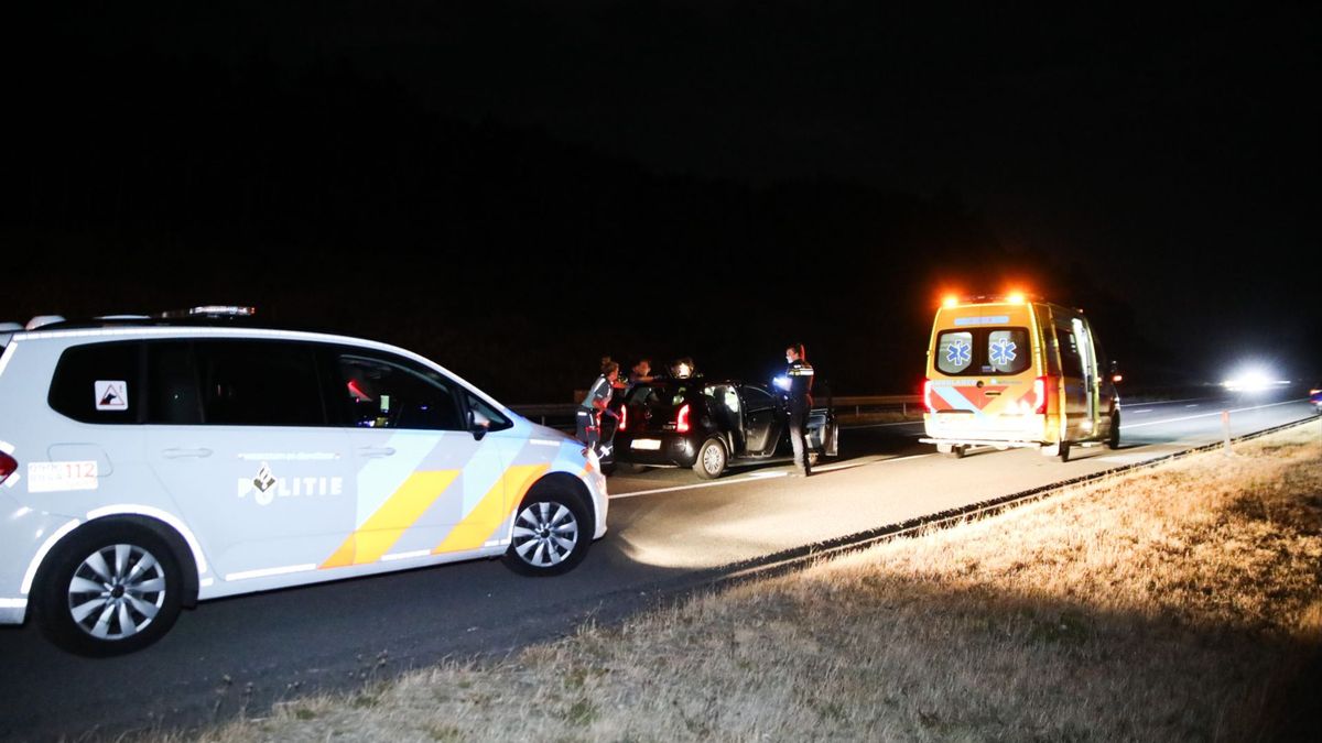 Auto staat midden in de nacht stil op de snelweg
