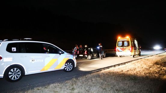 Auto staat midden in de nacht stil op de snelweg