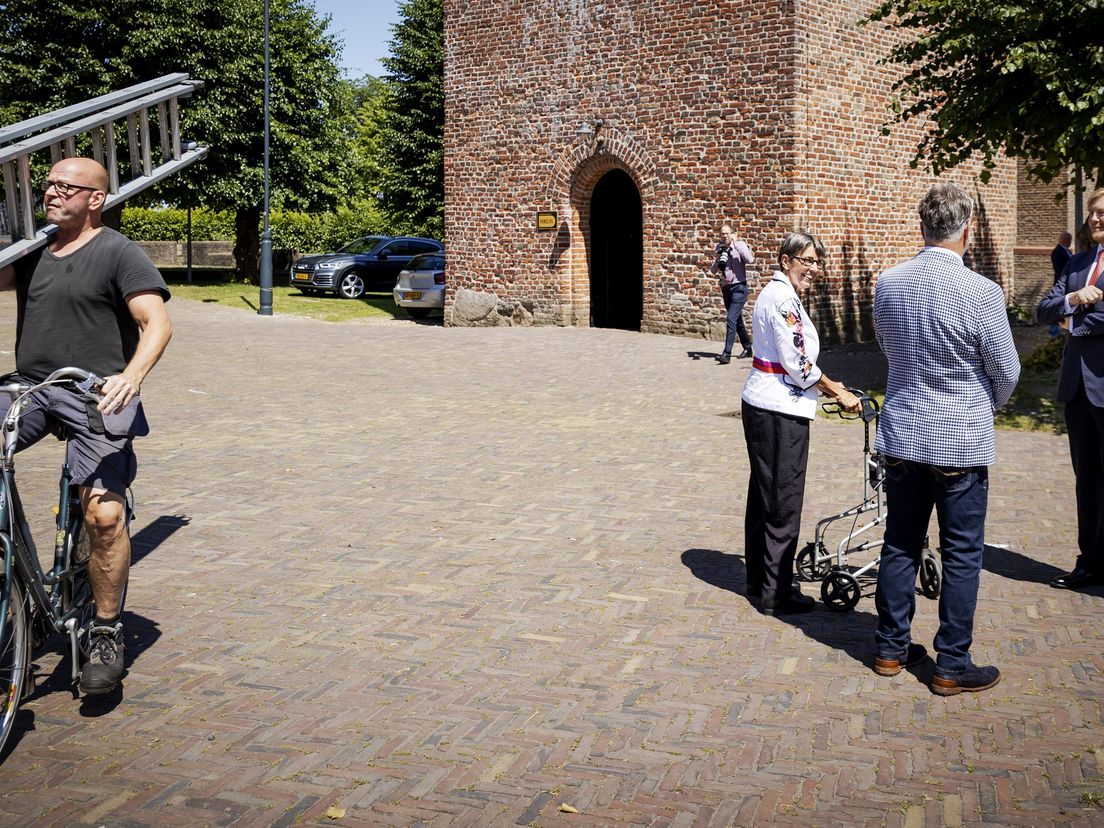 Koninklijke bezoeken in Drenthe: aanvaring met glazenwasser en schaapskooi opent deuren