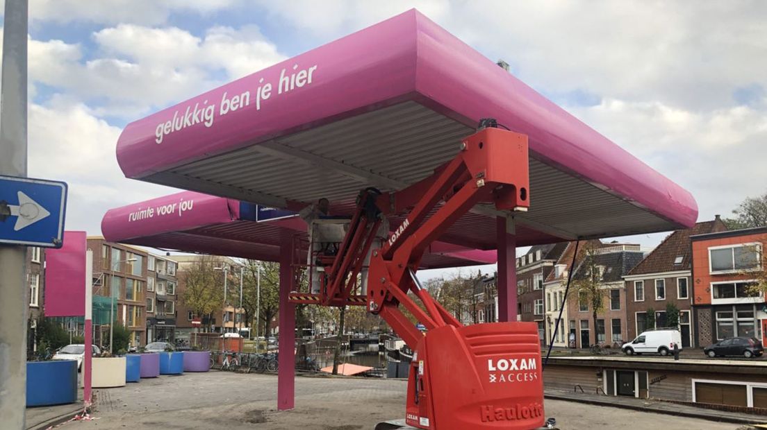 Het tankstation is voor de gelegenheid knalroze geverfd