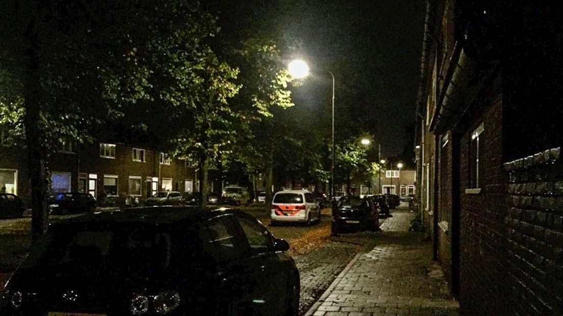 De politie is in de wijk op zoek naar de twee