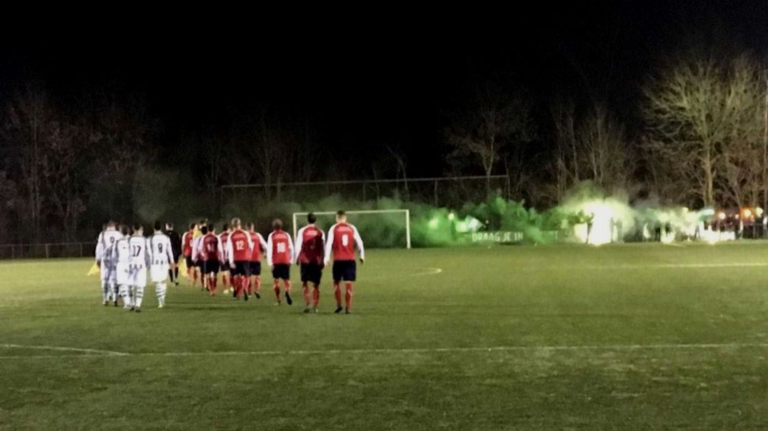 Sfeer voor aanvang van Kloetinge-GOES. De bezoekers wonnen het duel terecht.