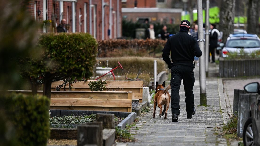 De politie in de Tasmanstraat in Hoogezand