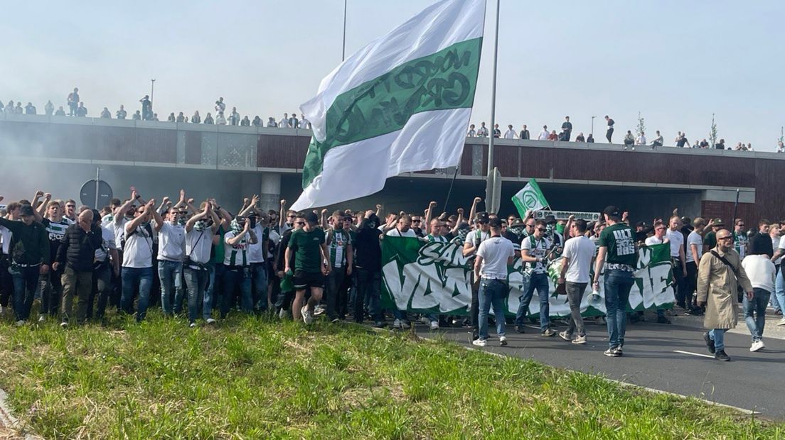 Supporters aangekomen bij stadion De Euroborg