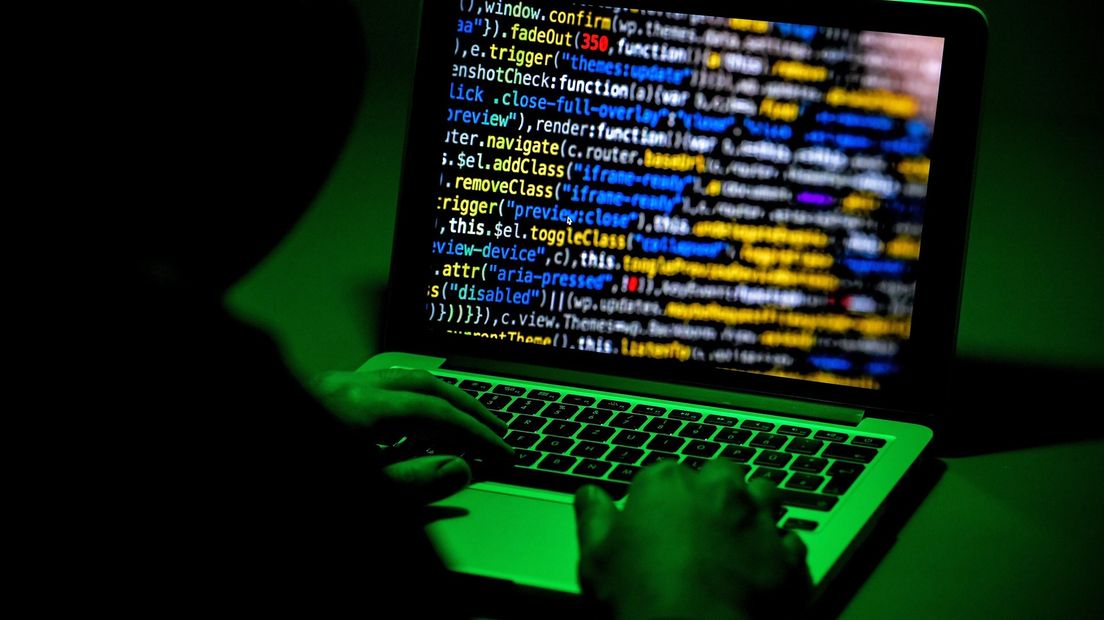 Een crimineel gebruikt een laptop voor criminele activiteiten