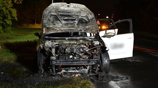 Auto vliegt tijdens rijden in brand