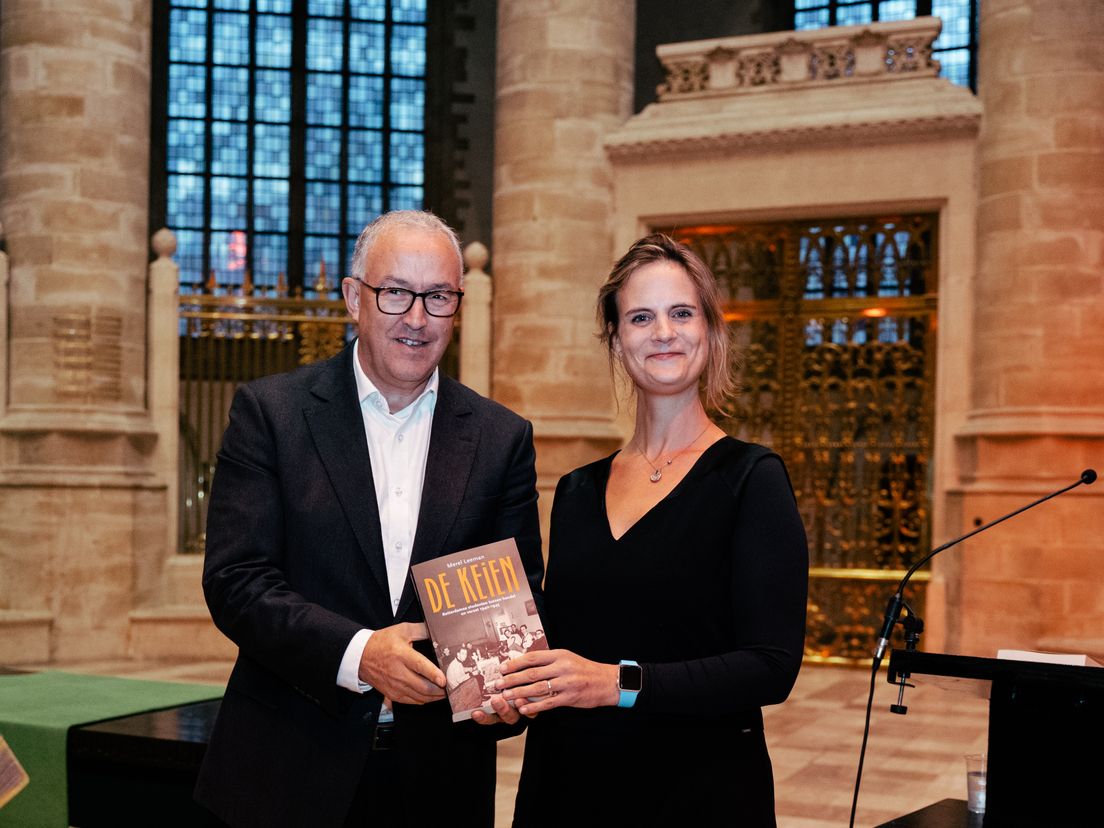 Burgemeester Ahmed Aboutaleb nam het eerste exemplaar van De Keien in ontvangst, rechts historicus en schrijfster Merel Leeman