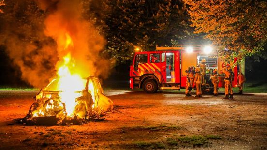 Elektrische auto in brand • gewonde bij ongeval. Elektrische auto in brand • gewonde bij ongeval.