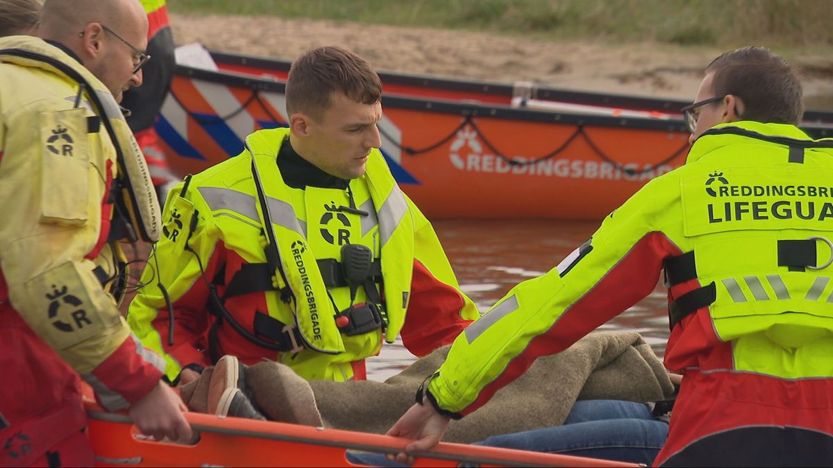 Aanstormde lifeguards doen examen in het Veerse Meer: 'Je moet goed nadenken'