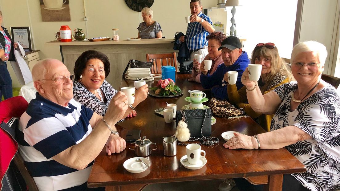 Gezelligheid in de Dorcas winkel Rijssen