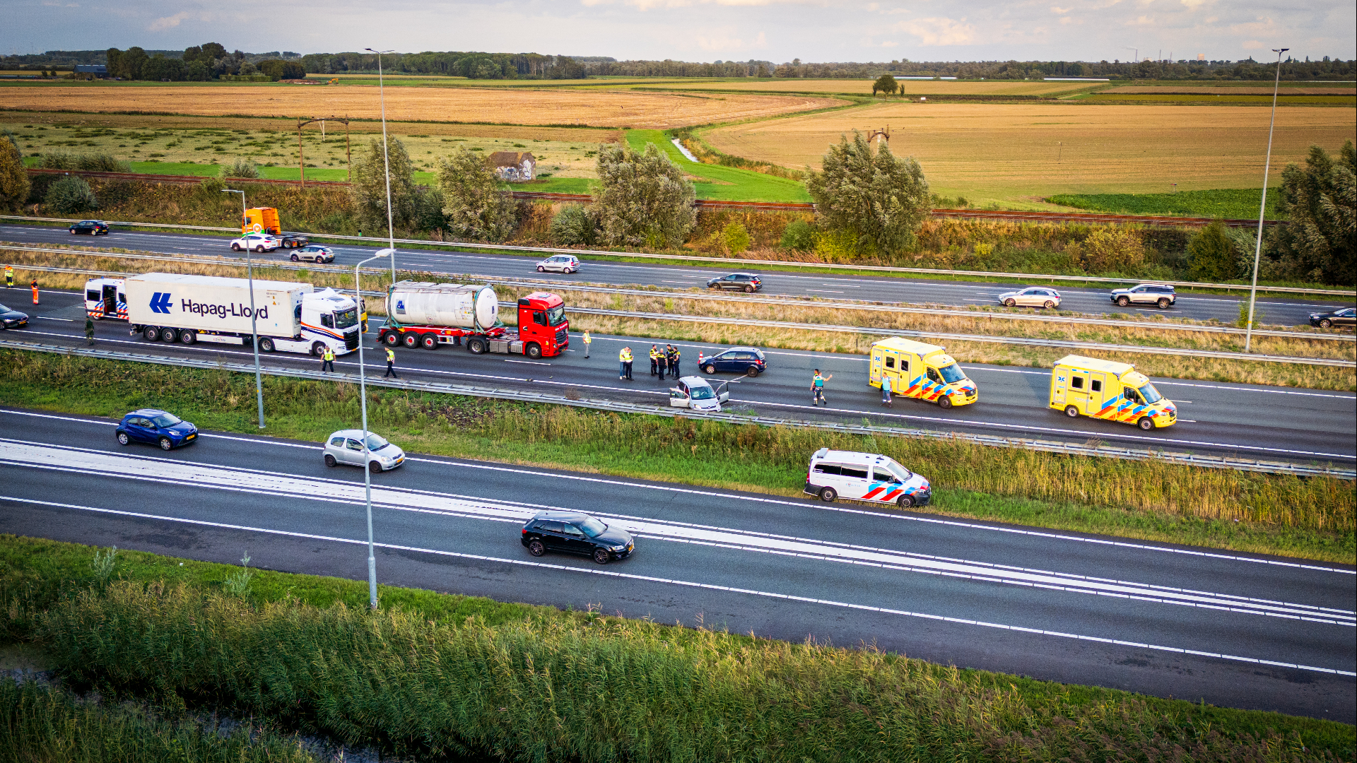 Ongeluk met meerdere auto's bij Dordrecht.