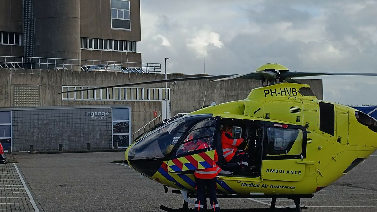 Traumahelikopter landt voor gewonde bij bedrijfsongeluk in Wissenkerke