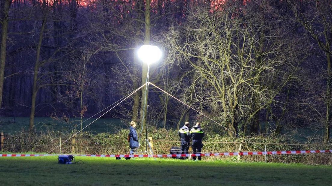 Politie doet onderzoek in een weiland