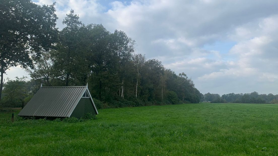 Op een diepte van zo'n 400 meter onder dit huisje wordt zout naar boven gehaald.