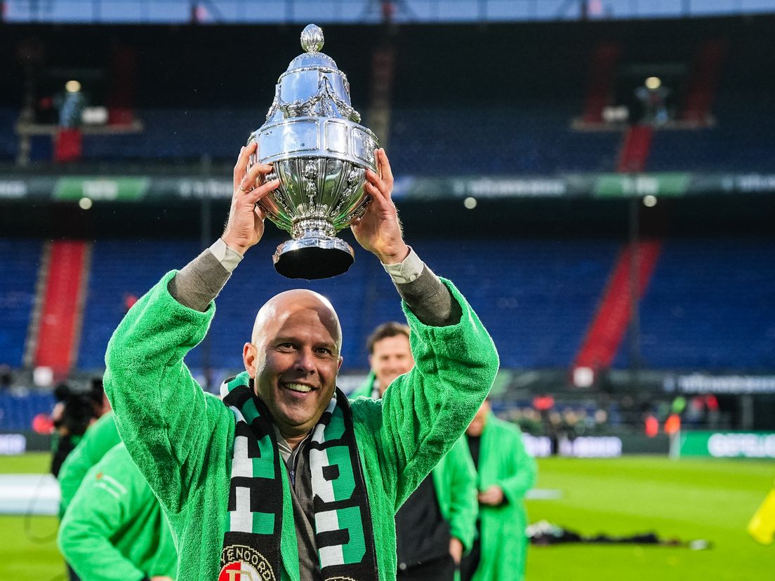 Feyenoord-trainer Arne Slot heeft de TOTO KNVB Beker in zijn handen