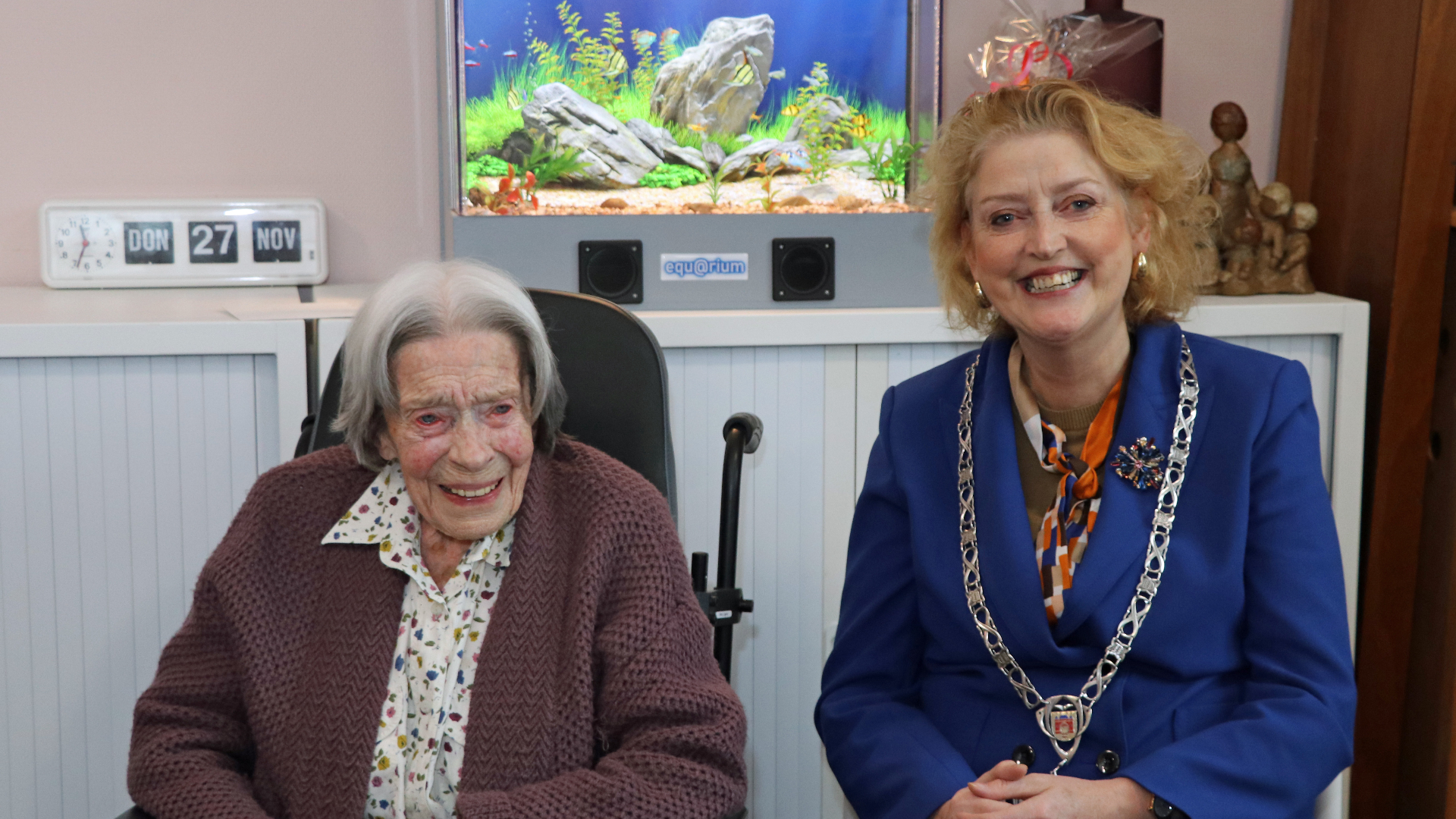 Mevrouw Lignac-de Bruijn (107) met burgemeester Reinie Melissant-Briene.