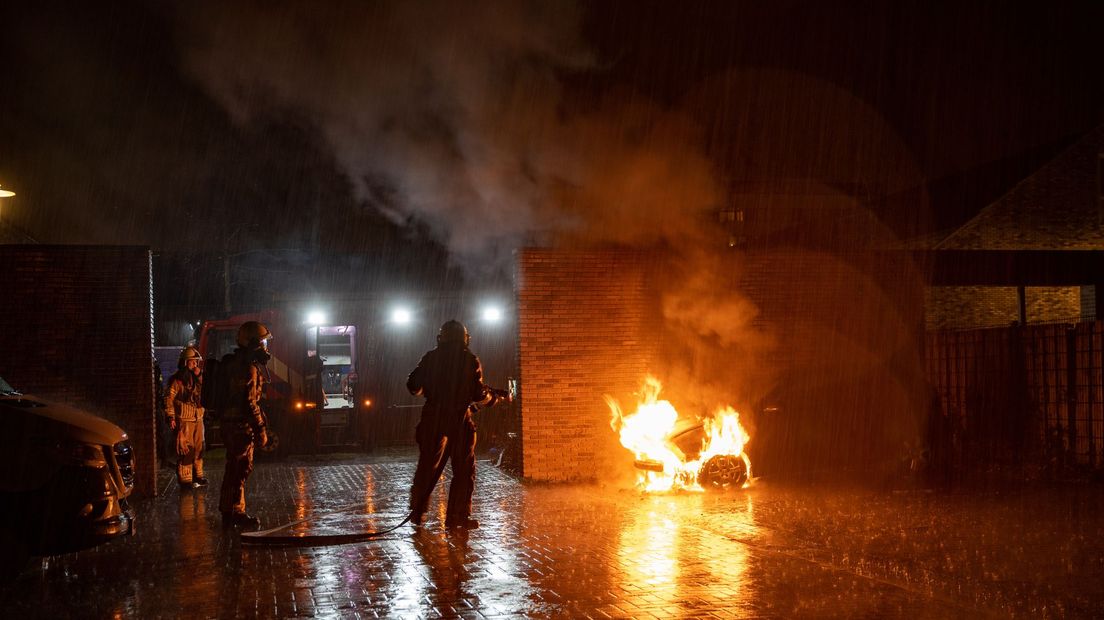 Autobrand aan de aan de Landsherenlaan