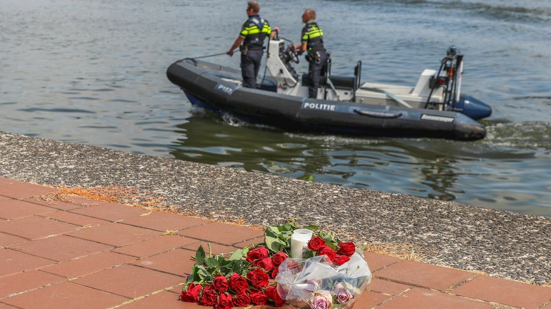 Bloemen op de plek waar een jonge asielzoeker verdronk, de politie is nog bezig met onderzoek.