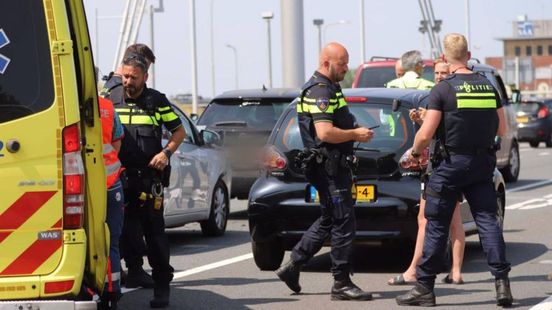 Ongeluk op brug • rook bij grote brand. Ongeluk op brug • rook bij grote brand.