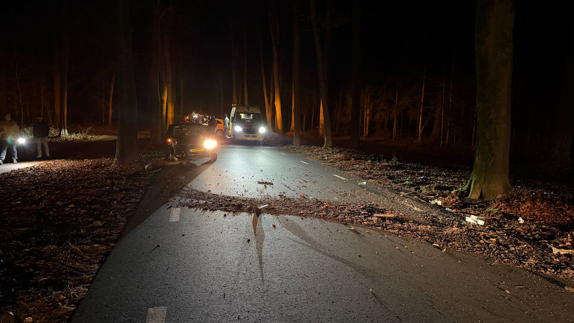 Botsing in Garderen • dug-out brandt uit.