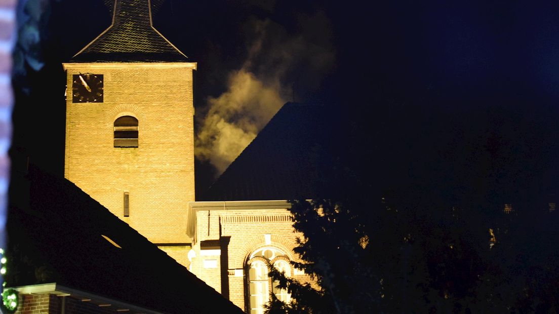 Rook bij kerk in Gramsbergen