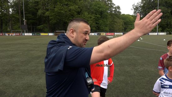 Jhon van Beukering geeft spitsentraining: 'Leuk, lekker weinig lopen'