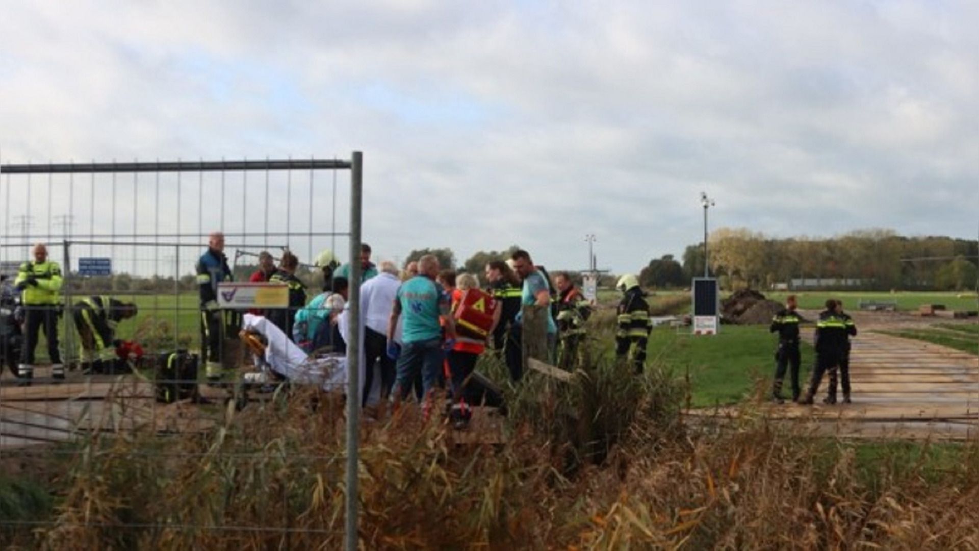 Auto Belandt In Tytsjerk Op De Kop In De Sloot - Omrop Fryslân